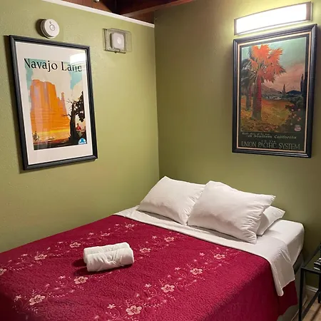 Private Room In La With Free Wifi And Tv With Shared Kitchen
